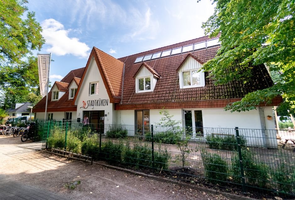 Außenansicht des Stadtküken Kindergartens Treudelberg mit rotem Satteldach.